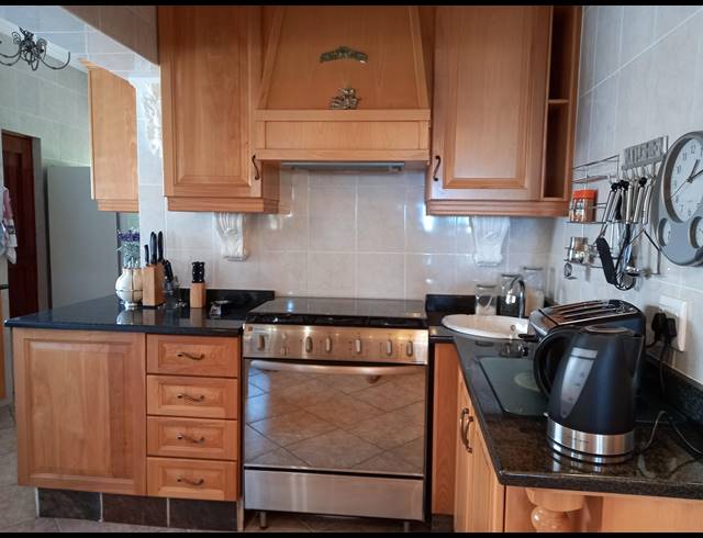 9 BEDROOM HOUSE FOR SALE IN UMTENTWENI